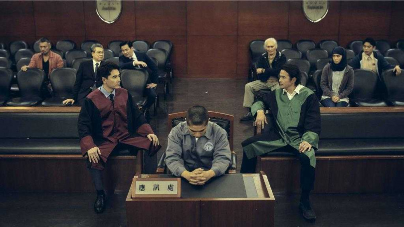 法院「公設辯護人」職務，因金鐘獎迷你影集「八尺門的辯護人」而廣為民眾所知，但新竹地院公設辯護人林建和卻與劇中形象大相逕庭，不僅鬧出桃花緋聞，如今又涉嫌侵占。（圖／catchplay提供）