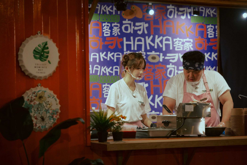 Magenta與李元日一起在廚房打拚。(圖/客家電視台提供)