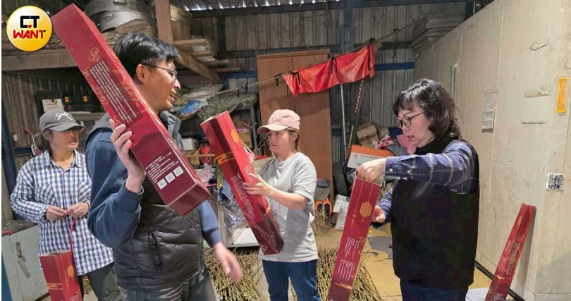 明慶農產運銷合作社第15班班長沈明慶(左前)帶領全班一舉摘下全國「十大績優產銷班」殊榮,在地的三星鄉代會主席陳世玉(右)同感榮耀。(圖/CTWANT攝影組)