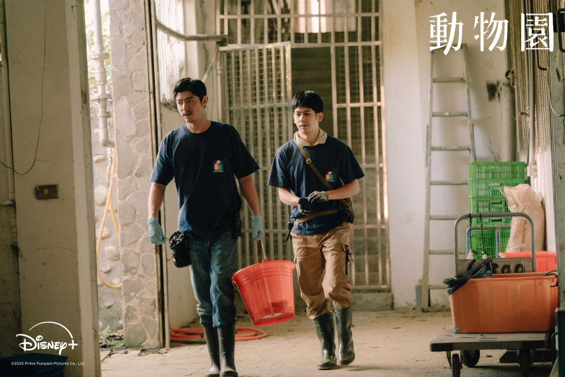 王柏傑、李淳在《動物園》同為動物保育員。(圖/Disney+)