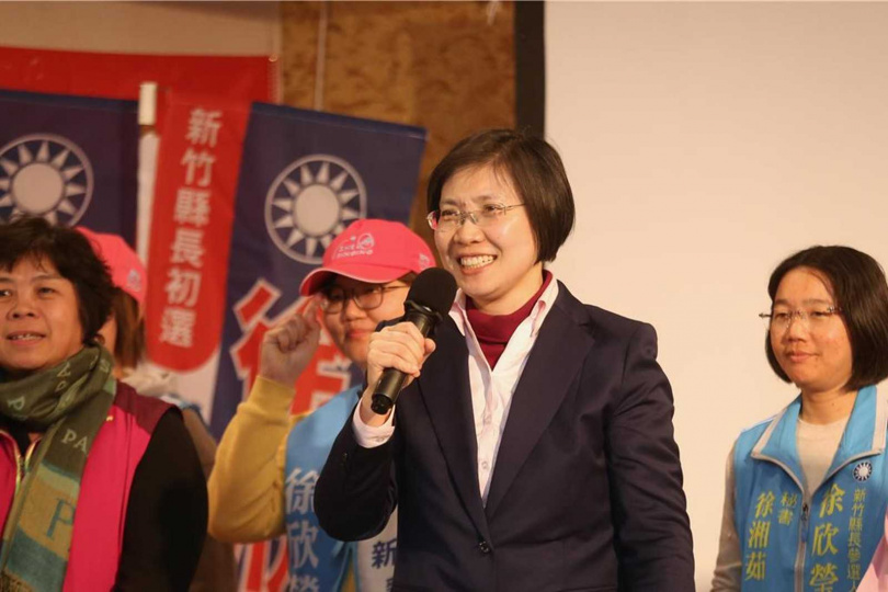 國民黨立委徐欣瑩（中）想挑戰藍營優勢的新竹縣長大位，如何妥善向藍營基本盤支持者交代過去所屬政黨變動歷程，各界關注。（圖／翻攝自徐欣瑩媒體群組）