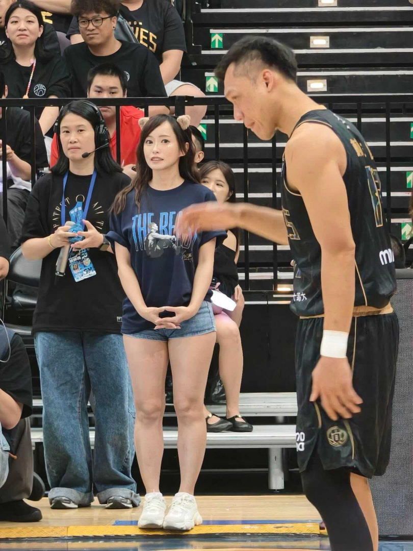 丹丹分享與林志傑合照，卻因身材遭到酸民批評。（圖／翻攝Threads／＠yea_wu）