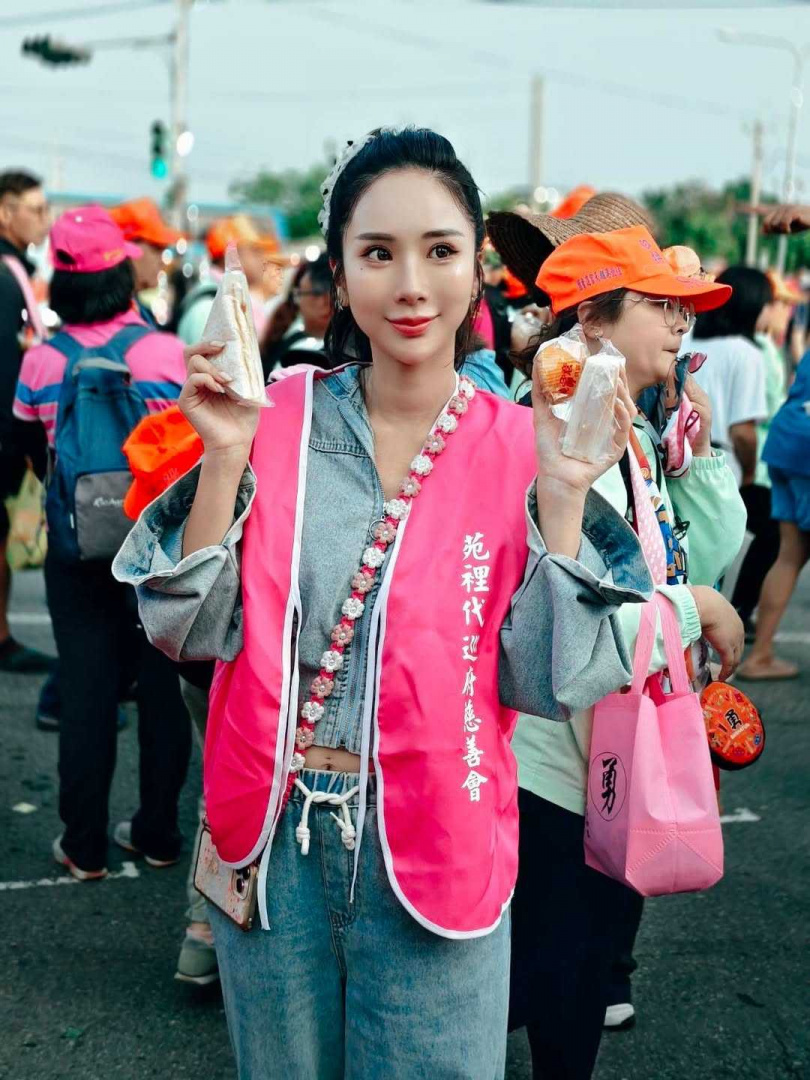 甄馨長期投入白沙屯媽祖進香服務，已連續擔任義工11年。（圖／翻攝自甄馨FB）