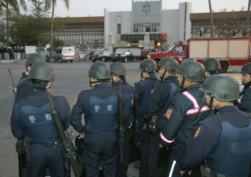 大批警力團團包圍大寮監獄,6名囚犯越獄不成自轟身亡。(圖/報系資料照)