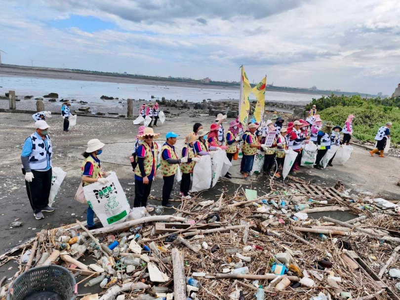 約有400人參與福興鄉公所舉辦的淨灘活動。（圖／翻攝自臉書／彰化縣福興鄉公所）