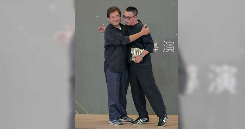 瞿友寧（左）頒發最佳導演獎頒獎給《深度安靜》的沈可尚。（圖／海鵬提供）
