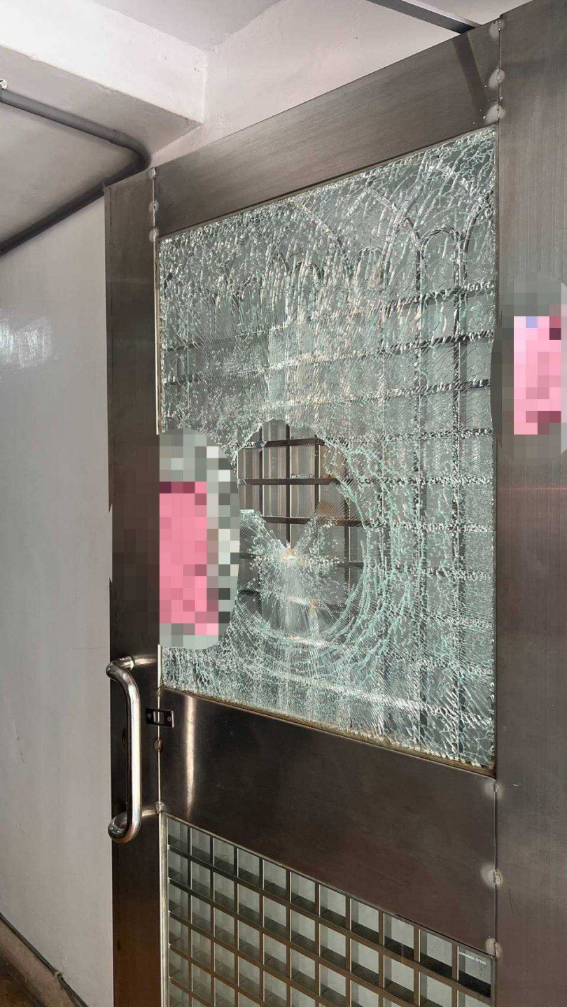 社區內住戶玻璃遭砸出一個大洞。(圖/翻攝畫面)