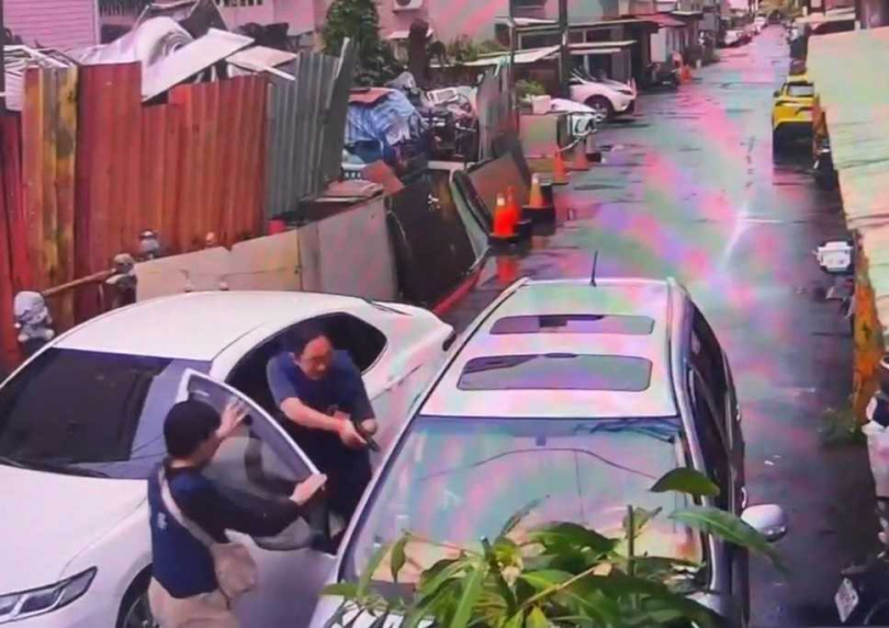 警方反應迅速，趁楊嫌上車時將其逮捕。（圖／翻攝畫面）