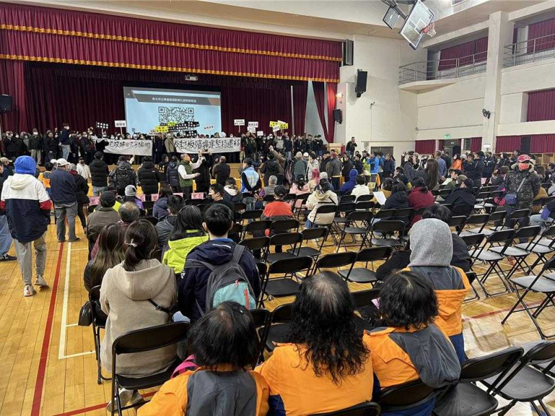 &nbsp; 新北市民政局今晚舉辦板殯規畫優化說明會，民眾到場抗議，癱瘓說明會進行。（圖／中國時報王揚傑攝）