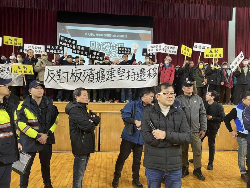 &nbsp; 新北市民政局今晚舉辦板殯規畫優化說明會，民眾到場抗議，癱瘓說明會進行。（圖／中國時報王揚傑攝）