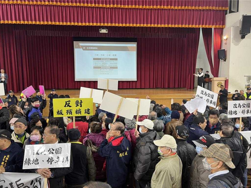 新北市民政局今晚舉辦板殯規畫優化說明會，民眾到場抗議，癱瘓說明會進行。（圖／中國時報王揚傑攝）