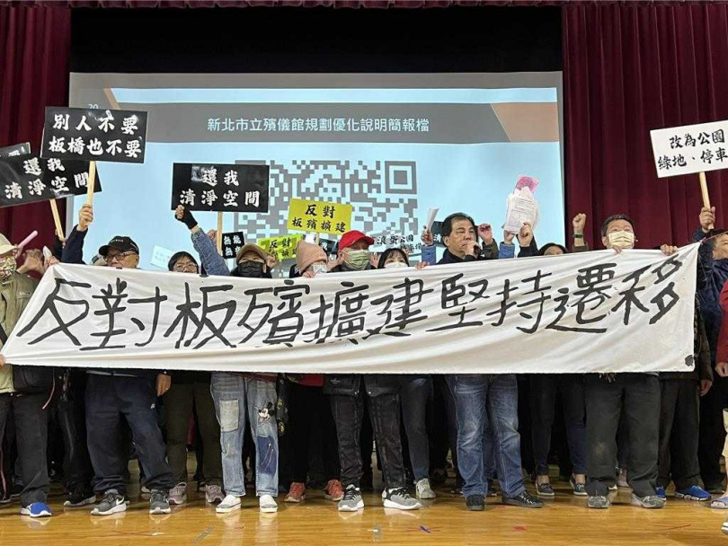 抗議民眾阻擾簡報進行。（圖／中國時報王揚傑攝）