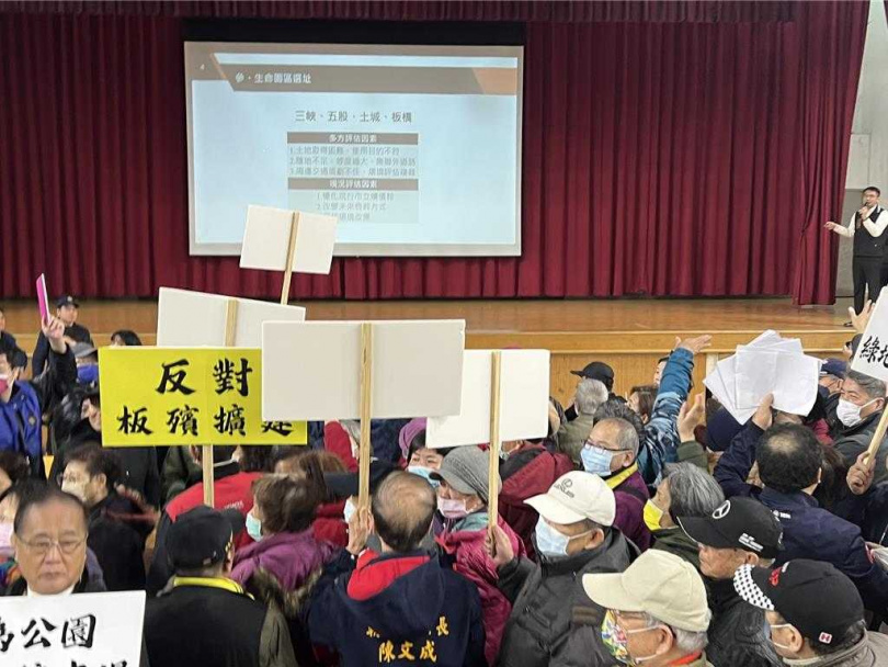 新北市民政局今晚舉辦板殯規畫優化說明會，民眾到場抗議，癱瘓說明會進行。（圖／中國時報王揚傑攝）