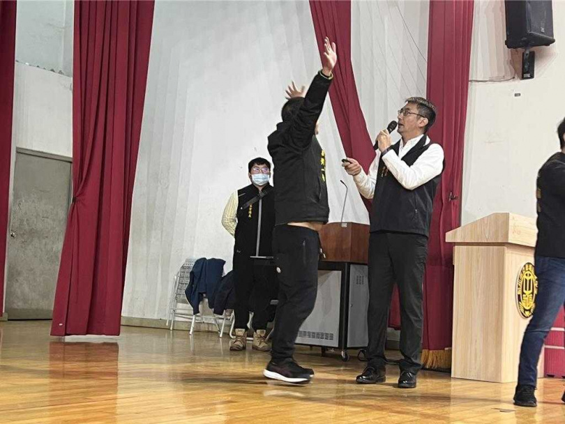 抗議民眾阻擾簡報進行。（圖／中國時報王揚傑攝）