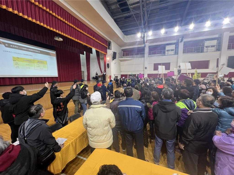 新北市民政局今晚舉辦板殯規畫優化說明會，民眾到場抗議，癱瘓說明會進行。（圖／中國時報王揚傑攝）