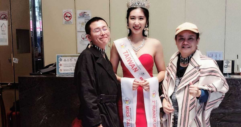 （左）國服設計師：戴佳錩、（中）台灣小姐：邱邑函、（右）台灣小姐執行長：劉志強（Kevin Liu）（圖／客戶提供）。