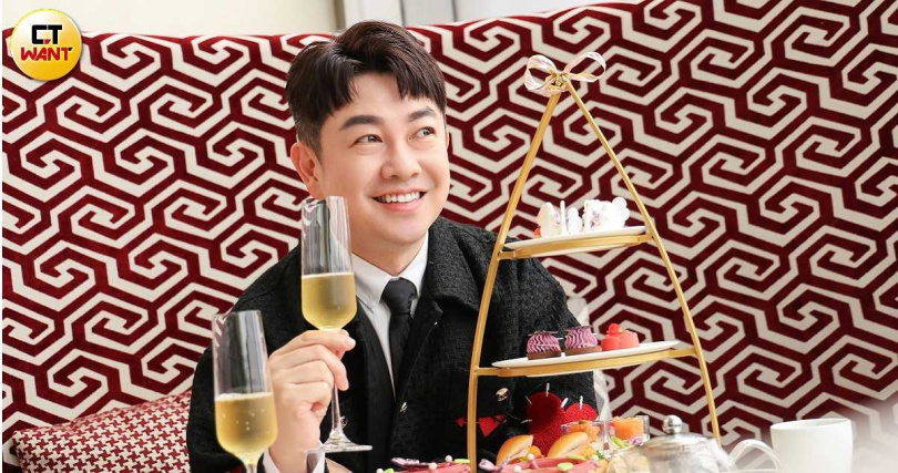 微甜的氣泡飲料雖無酒精也能助興。(圖/林士傑攝)