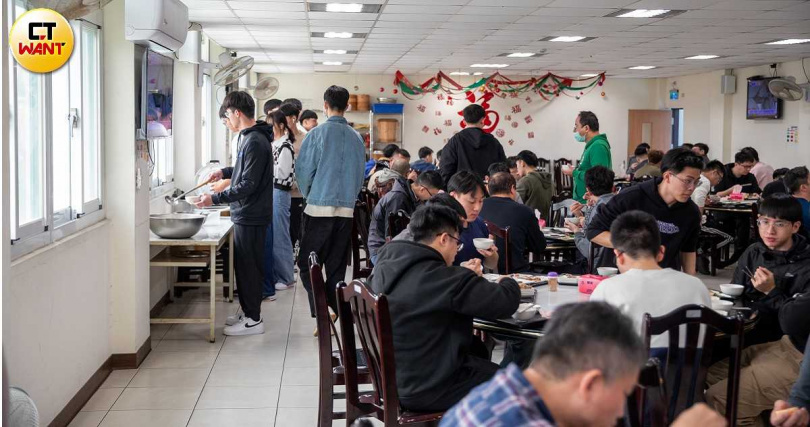 刑大餐廳不只提供可口飯菜,每天同桌吃飯更能讓大家交流互動,凝聚整個大隊的情感與向心力。(圖/劉耿豪攝)