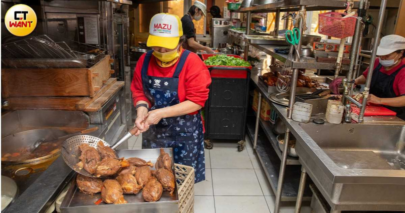 刑大午餐由警員張家福與廚工們一同製作,兼顧營養衛生和健康美味,是幹員們每天工作的小確幸。(圖/劉耿豪攝)