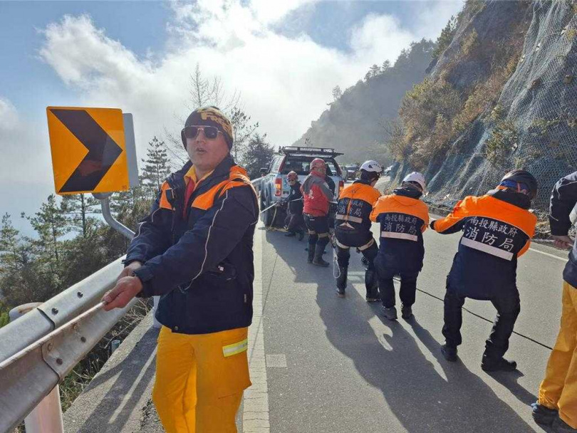 搜救人員以消防車作為繩索固定點，合力將開賓士車墜谷男子拉上路面脫困。（圖／南投縣消防局提供／中國時報楊靜茹南投傳真）