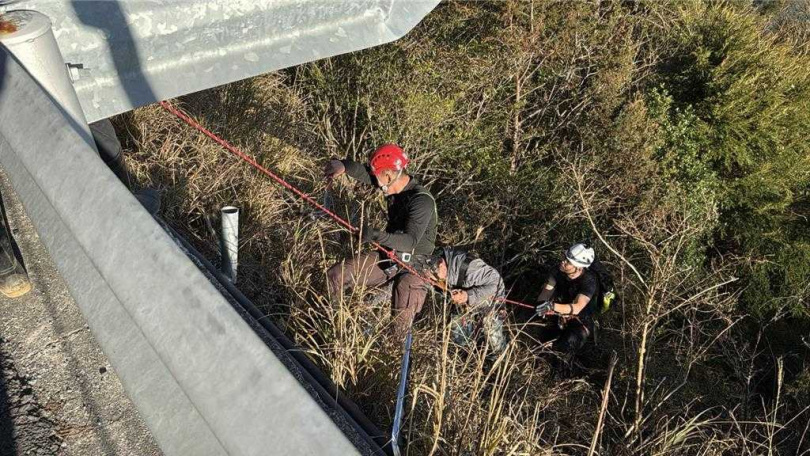 南投縣消防局與神鷹搜救隊架繩索協助開賓士車墜谷男子脫困送醫。（圖／南投縣消防局提供／中國時報楊靜茹南投傳真）