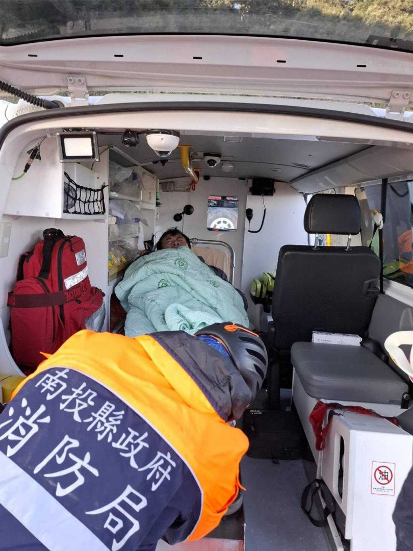 開賓士車墜谷男子意識清楚，因頭部擦傷流血、胸部疼痛送醫。（圖／南投縣消防局提供／中國時報楊靜茹南投傳真）