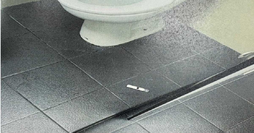 羅女掉落的電子菸。(圖/翻攝畫面)