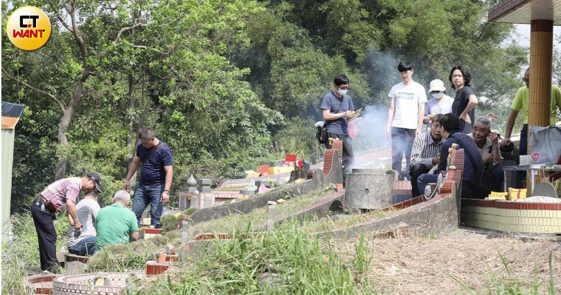 台灣有業者提供「代客掃墓」服務。（示意圖／劉耿豪攝）