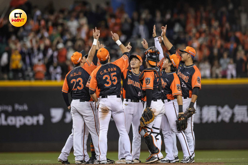 統一獅開幕戰以8:0完封兄弟象，奪開季首勝。(圖／李宗明攝)