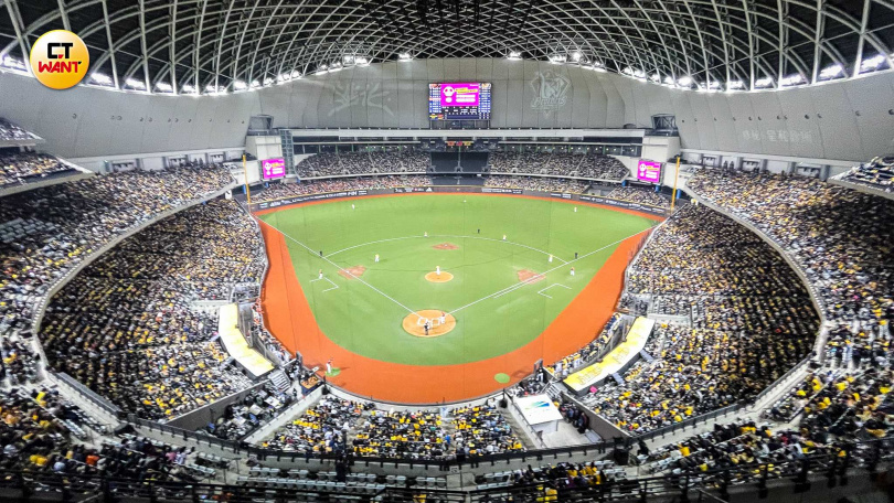 滿場4萬名球迷進場，創下中職開幕戰最多人數。(圖／林士傑攝)