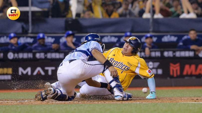 曾頌恩奔回本壘再添一分。(圖/侯世駿攝)