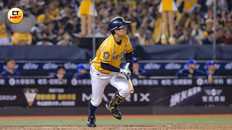 江坤宇二壘安打,清空壘包,為中信打下3分。(圖/侯世駿攝)