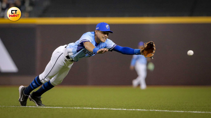 富邦悍將二壘手李宗賢飛撲。(圖/侯世駿攝)