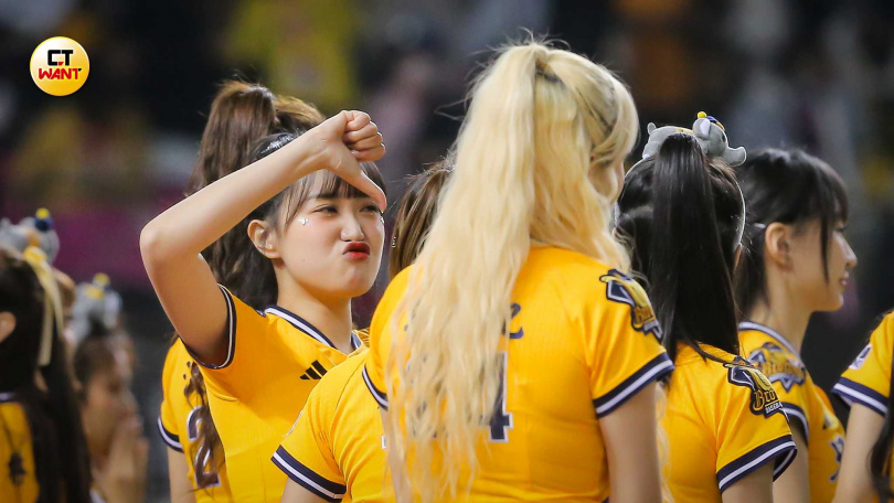 邊荷律生氣嘟嘴的回擊也比倒讚。（圖／侯世駿攝）