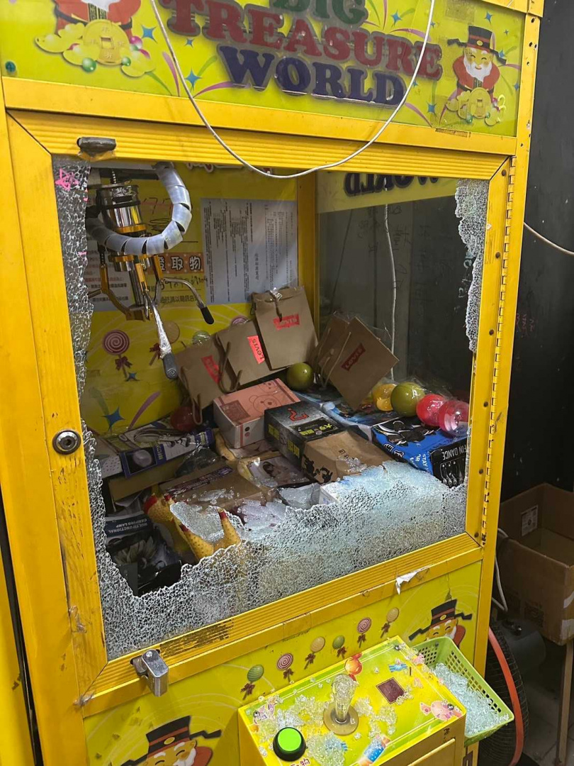 遭破壞之娃娃機機台。（圖／翻攝畫面）