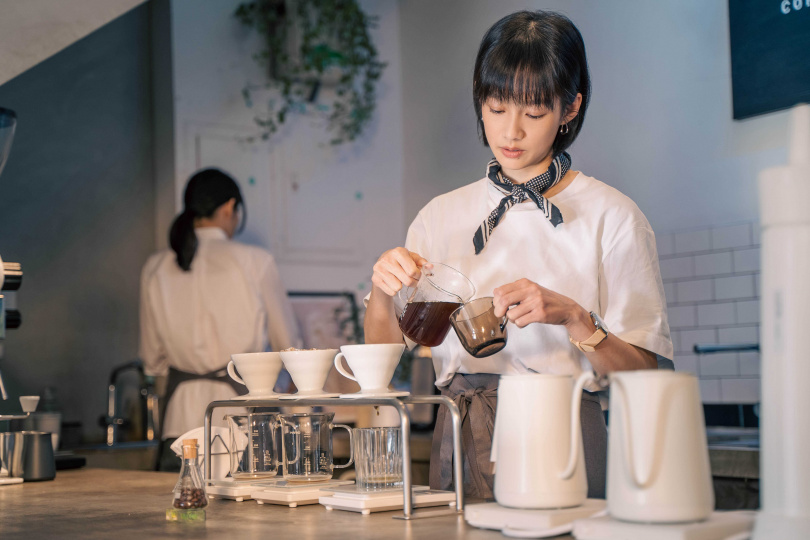 簡嫚書飾演自信爆棚的精品咖啡師「Lucia」。（圖／甲普國際媒體提供）