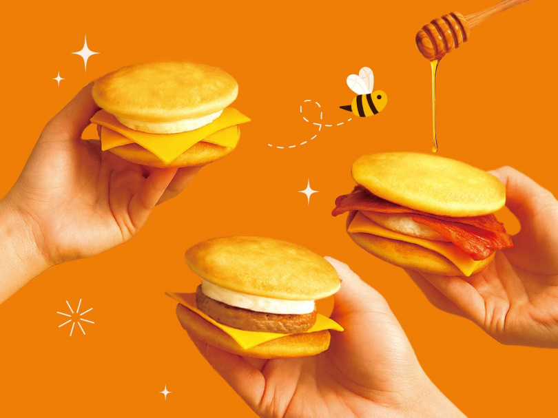 路易莎咖啡鬆餅堡系列新品報到，包括「寶寶蛋鬆餅堡」（左，65元）、「培根蛋鬆餅堡」（右，70元）與「豬肉蛋鬆餅堡」。（80元，圖／路易莎提供）