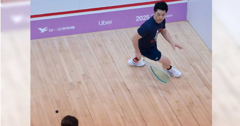 台北市長蔣萬安21日參加雙北世界壯年運動會45歲組男子壁球2場賽事，皆痛宰對手，賽後他臉上藏不住笑意。（圖／中國時報記者郭吉銓攝）