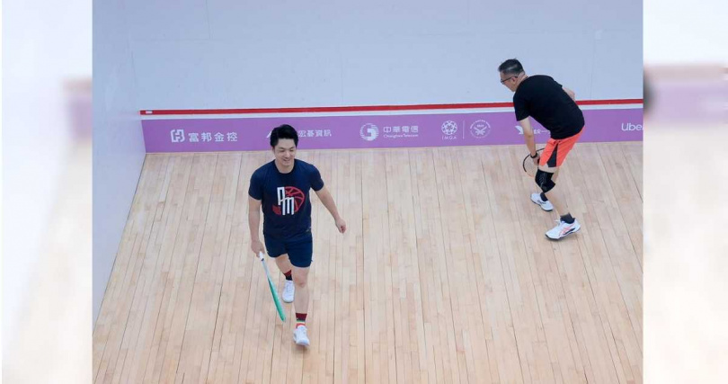 台北市長蔣萬安21日參加雙北世界壯年運動會45歲組男子壁球2場賽事，皆痛宰對手，賽後他臉上藏不住笑意。（圖／中國時報記者郭吉銓攝）