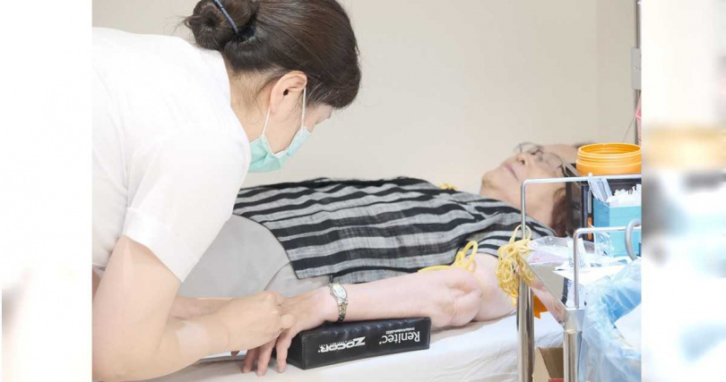 亞東醫院於今（23）日上午率先全國，完成首例阿茲海默症新藥「欣智樂」施打。（圖／亞東醫院提供）