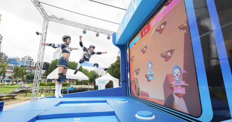 黑松FIN將經典遊戲機台放大8倍，讓玩家原地化身「真人遊戲搖桿」，跳躍操控遊戲內的「FIN水寶」。（圖／黑松提供）