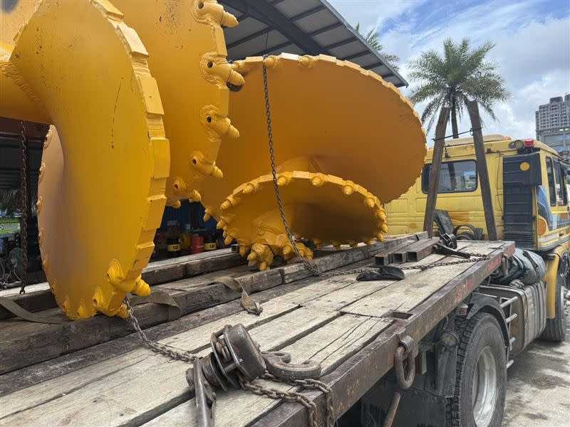 林男遭螺旋鑽頭向後傾斜重壓，送醫不治。（圖／翻攝畫面）