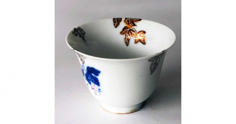 陳高登以金箔描繪與粉彩原繪完全相同的花葉。（圖╱吳德亮攝）