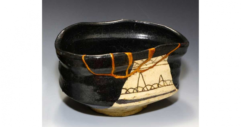 李國平以金繕修補的日本江戶時期織布燒。（圖╱吳德亮攝）