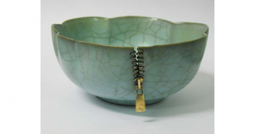 陳高登以純銀鍛造具體的拉鍊為斷裂的瓷杯縫合。（圖╱吳德亮攝）