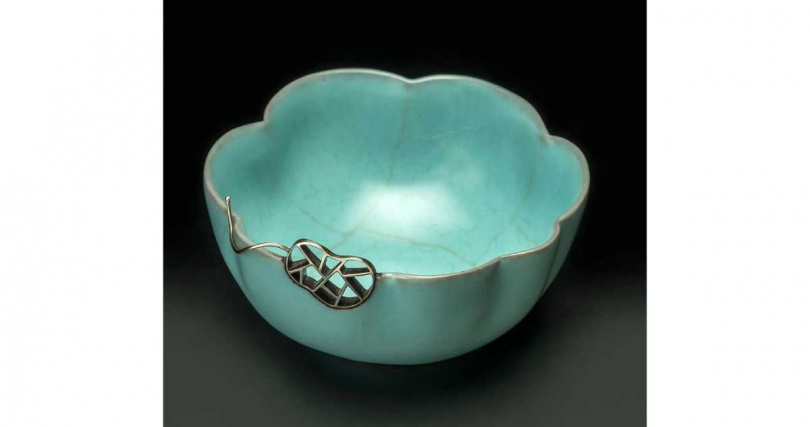 陳高登為口緣破損的青瓷茶甌加上純銀鍛造的窗花鋦補作品。（圖╱吳德亮攝）