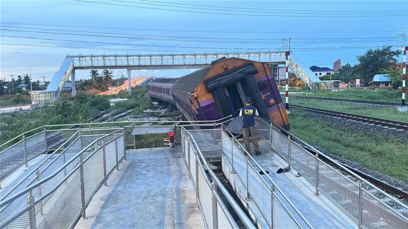 泰國網上流出列車脫軌衝上月台的驚悚畫面。（圖／翻攝自臉書／ข่าวประจวบ）