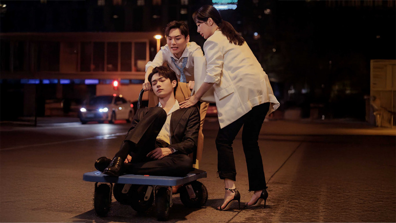 許凱犧牲形象演出醉酒戲碼。（圖／中天娛樂台提供）