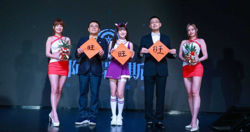 邊荷律親手書寫「旺」預祝遊戲上市成功。（圖片提供／阿瑞斯）