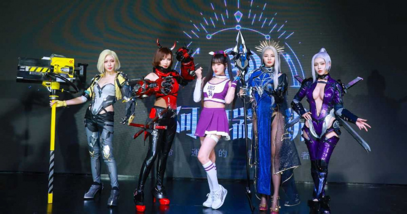 邊荷律與Coser共同合影，留下香香的畫面。（圖片提供／阿瑞斯）